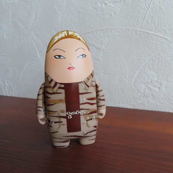 2004 Visionaire #44 Kidrobot Valentino Toy - Picture 2 of 7